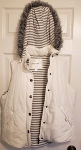Maurices Puffer Vest.  Sz~XL. White with Detachable Hood.